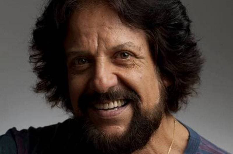 homem sorrindo