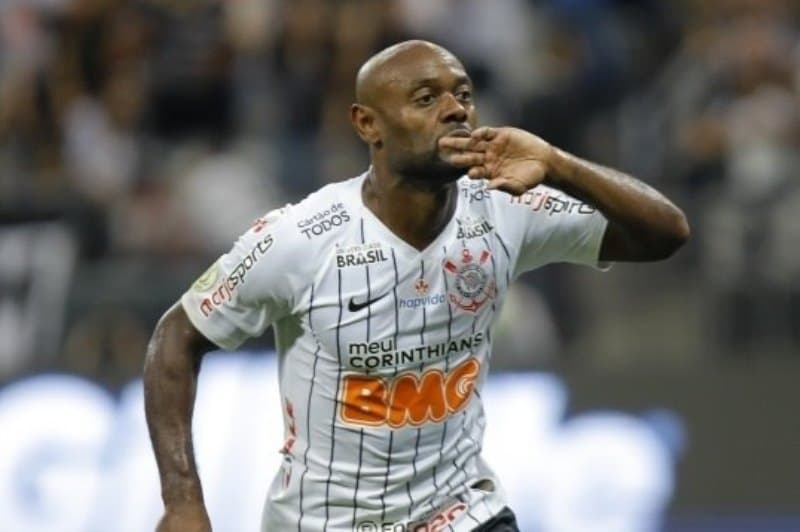Corinthians anuncia saída de Vagner Love e abre caminho para Jô