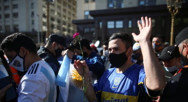 Após tumulto entre fãs e policiais, velório de Maradona é tranquilo