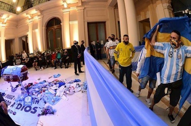 Emoção por Maradona faz ex-técnico da Argentina ser internado