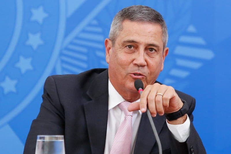 homem fala ao microfone