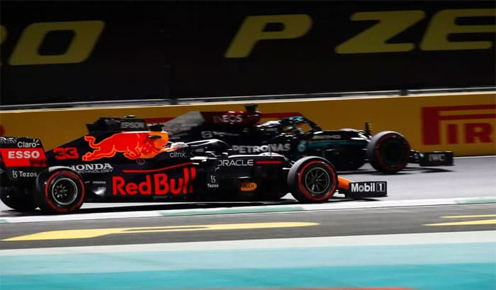 Hamilton vence corrida confusa em Jeddah e empata com Verstappen