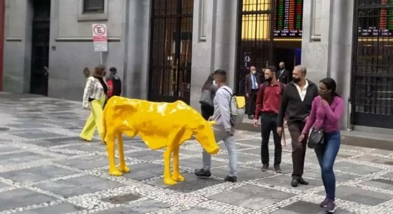 Artista instala escultura de uma vaca magra em frente à Bolsa de SP