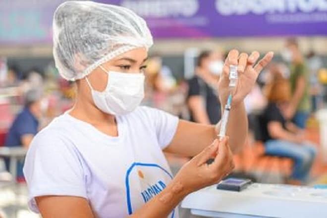 Jovens de 18 a 21 que perderam 1º dose podem se vacinar nesta segunda (19)
