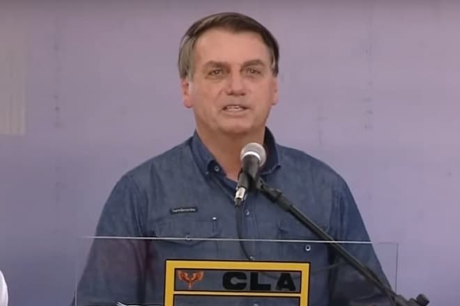 Bolsonaro critica 'passaporte da vacina': 'Se passar, eu veto'.