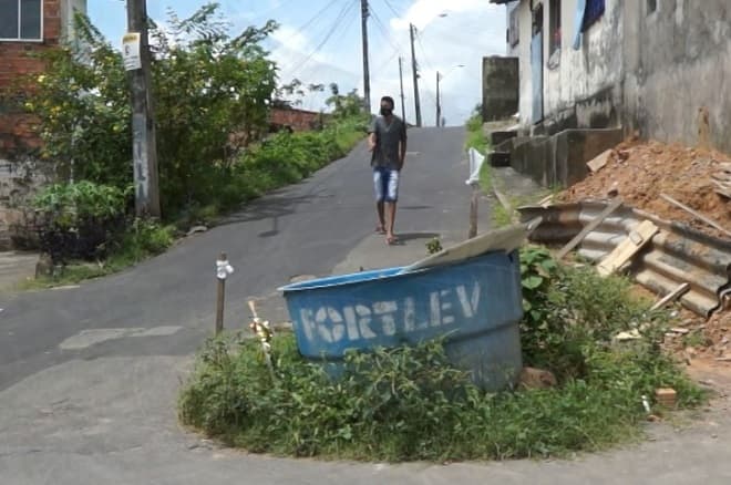 Buraco oferece perigo no bairro da Jordoa.