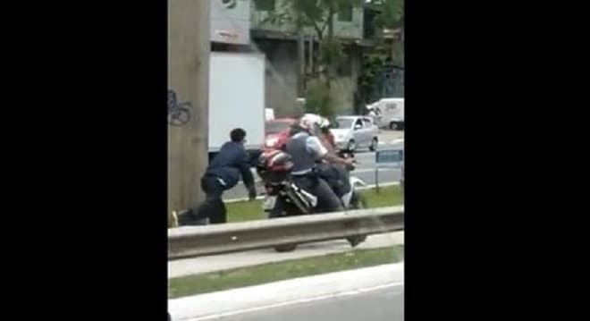 Justiça torna réu jovem algemado e arrastado por PM de moto em SP