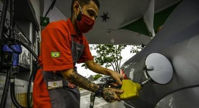 Petrobras reduz em 3% preço da gasolina para distribuidoras