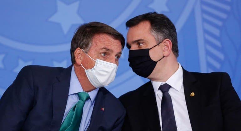 Bolsonaro entrega na 4ª pedidos de impeachment de ministros do STF
