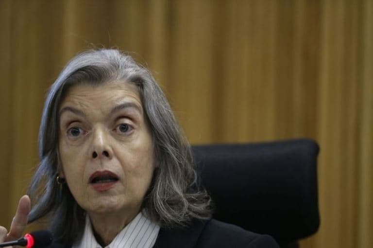 "Não podemos admitir traidores da Constituição", diz Carmen Lúcia