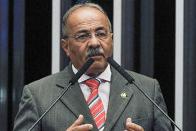 Senador flagrado com dinheiro na cueca reassume mandato