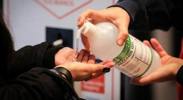 Se álcool combate o vírus, por que não surgiu remédio contra covid?