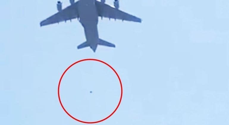 Vídeo mostra pessoas caindo de avião dos EUA que deixava Cabul