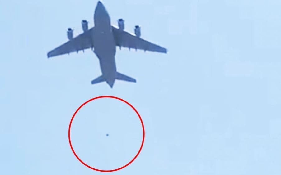 EUA acham restos mortais de afegãos em trem de pouso de avião