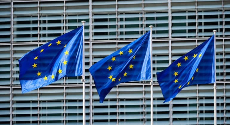 União Europeia sanciona certificado anti-covid para viagens