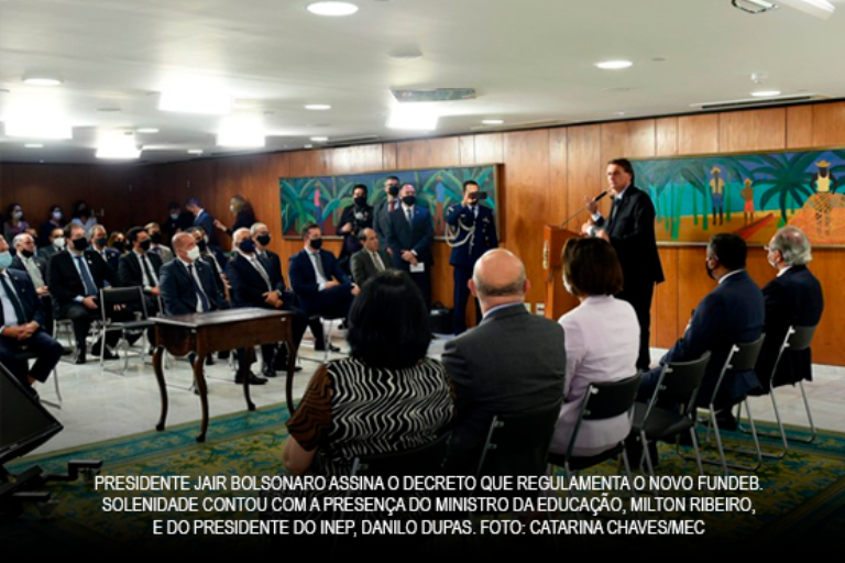 Jair Bolsonaro assina decreto do Novo Fundeb