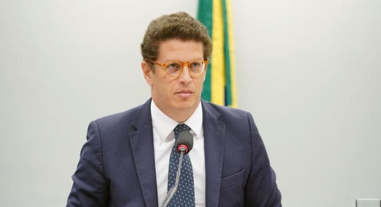 Alvo da PF, Salles classifica operação como 'desnecessária'