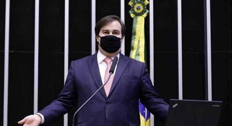 Irritado, Maia ameaça abrir impeachment de Bolsonaro
