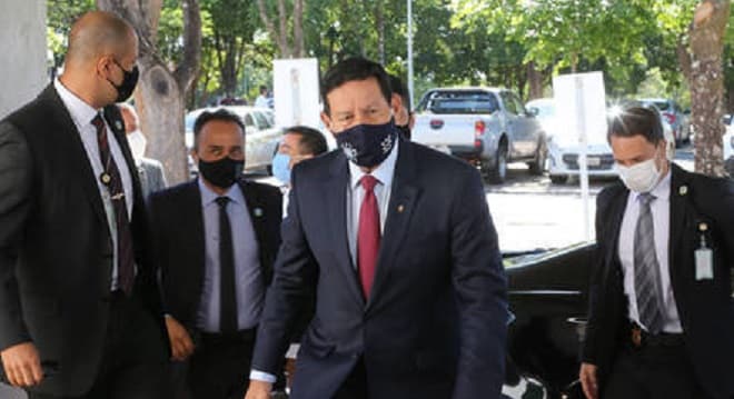 Mourão diz que o governo 'não mexeu nas questões do Enem'