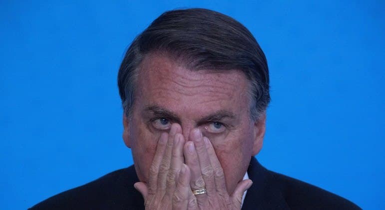 Bolsonaro passa cerca de 40 minutos em posto médico