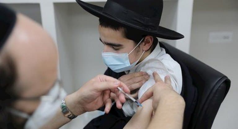 Infecções com sintomas recuam 94% entre vacinados