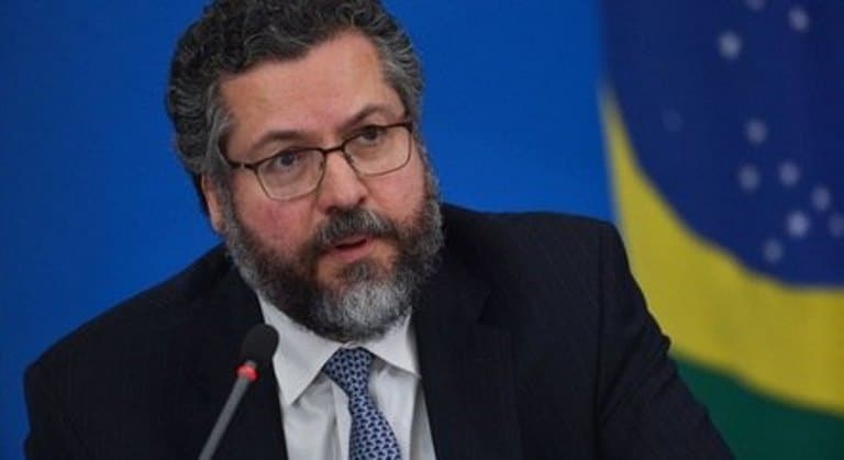 Brasil receberá insumos para fazer 32 mi de doses da vacina de Oxford