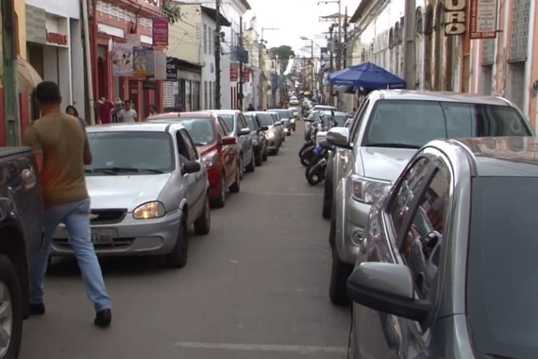 Projeto obriga estacionamentos comerciais a contratarem seguros