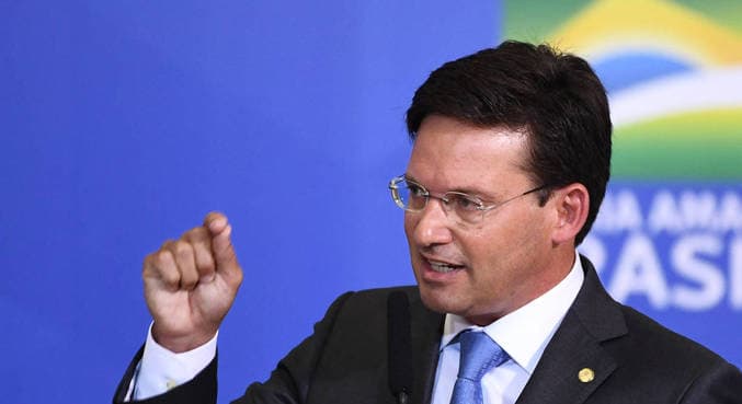 Prorrogação do auxílio está na mesa, diz ministro João Roma