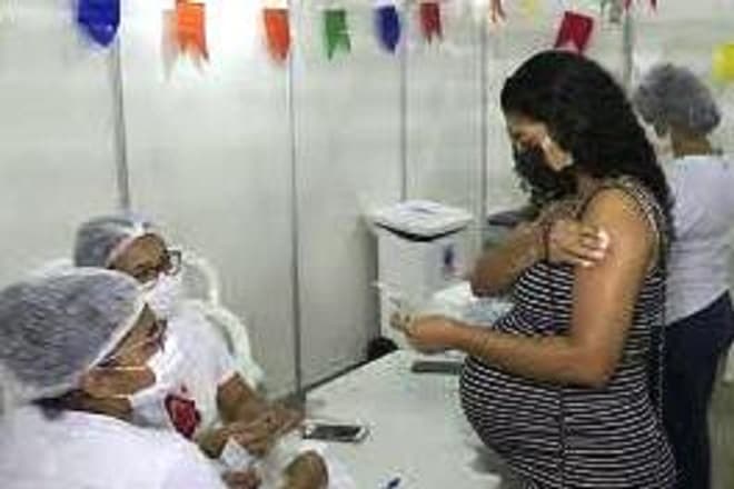 Covid: Gestantes e puérperas de 18 anos são vacinadas na capital