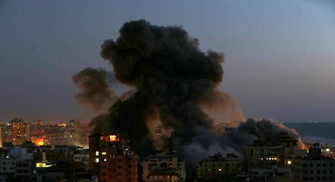 Bombardeio israelense destrói imóvel de 12 andares em Gaza