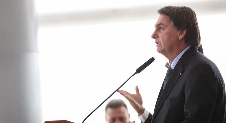 'Não pode falar nada', diz Bolsonaro sobre tratamento fora da bula