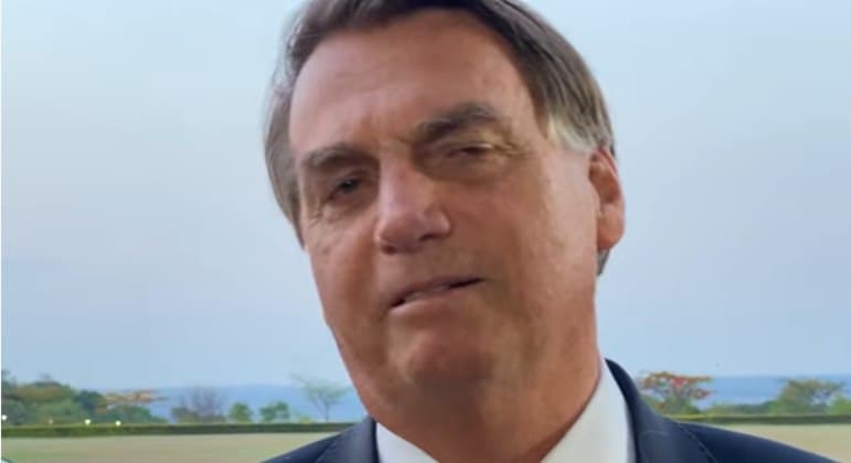 Bolsonaro sobre veto à distribuição de absorventes: 'Sou obrigado'