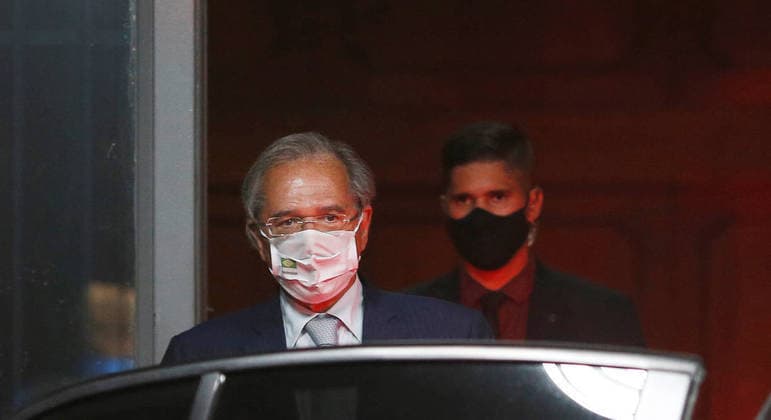 Guedes embarca para os EUA em meio a denúncias de offshores