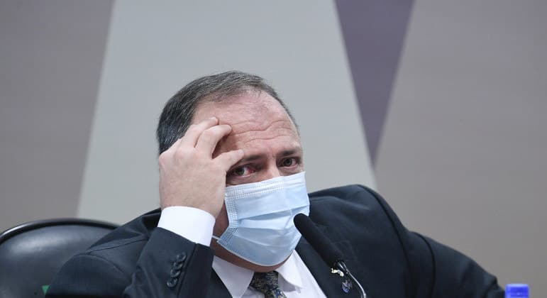 Pazuello perde status de secretário e vira assessor no governo federal