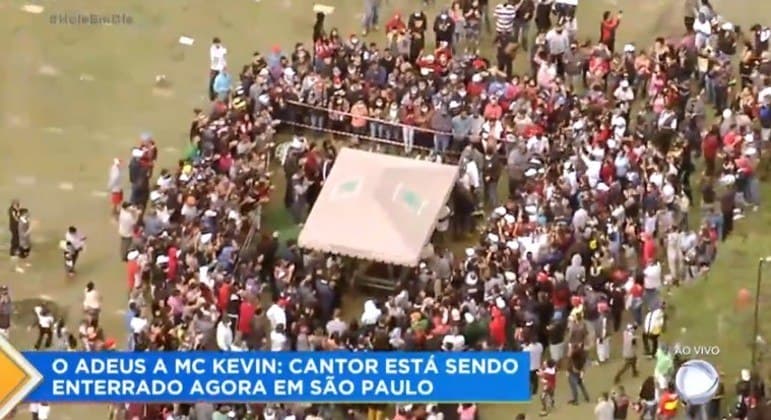 Corpo de MC Kevin é enterrado em cemitério na Zona Norte de SP