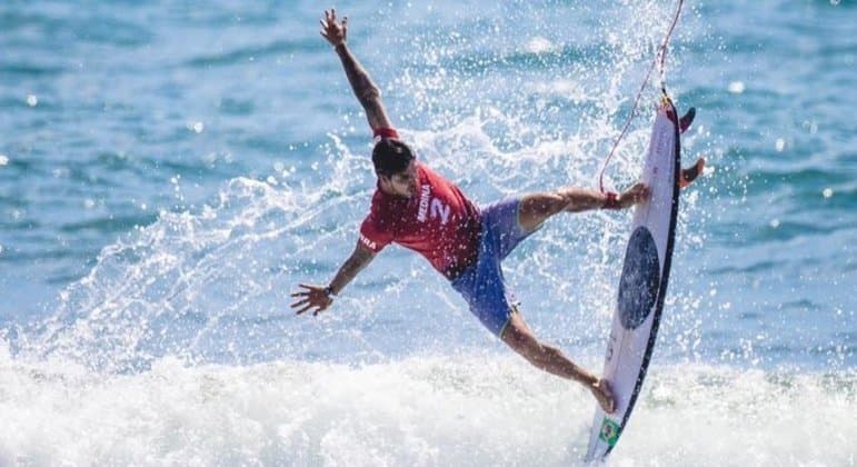 Medina e Italo despacham rivais e vão às quartas no surfe masculino