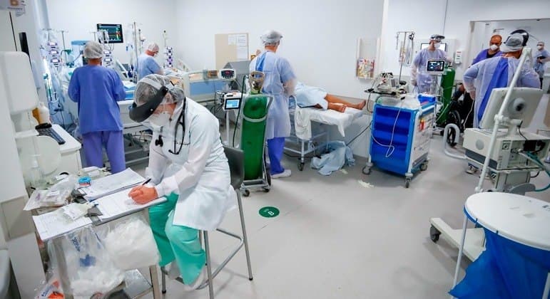 Casos de covid-19 no mundo caem 15% em uma semana
