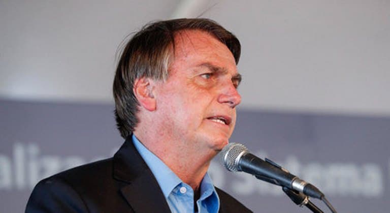 Um dia após recorde de mortes, Bolsonaro insiste em cloroquina