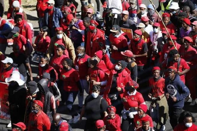 Milhares de manifestantes exigem vacinas anticovid na África do Sul