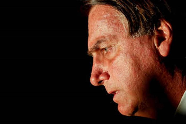 Bolsonaro está bem e ficará em observação no hospital, diz ministro
