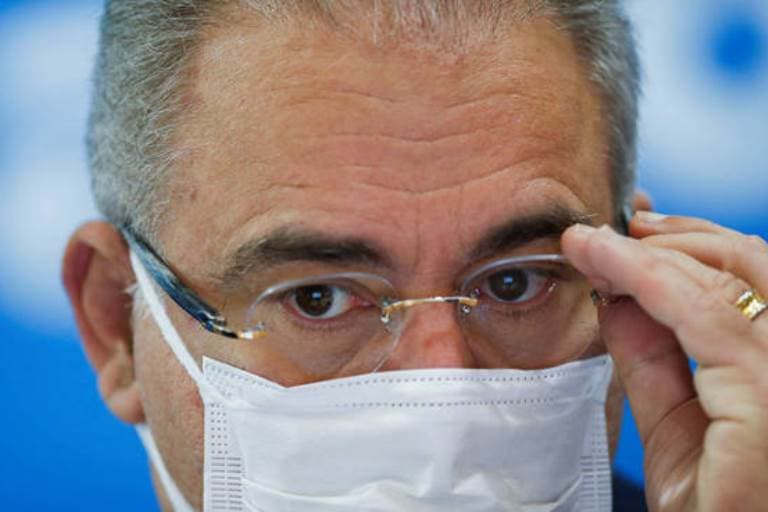 Ministro reduz intervalo de 12 para 8 semanas da Pfizer e AstraZeneca