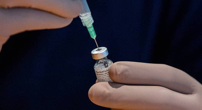 Italiana recebe seis doses da vacina da Pfizer por engano