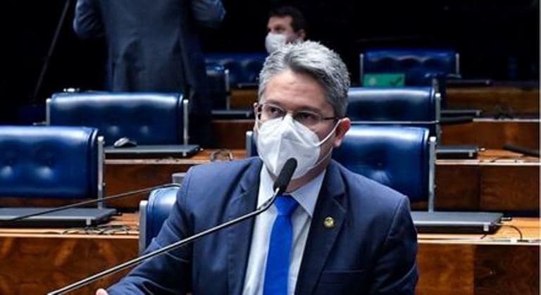 Parlamentares criticam atraso de um ano de comitê de crise