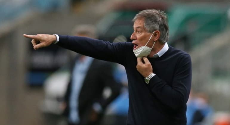 Após saída de Cuca, Santos anuncia Ariel Holan como novo técnico