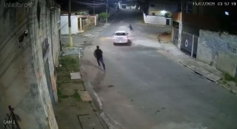 Motorista atropela suspeito de assalto na zona leste; veja vídeo