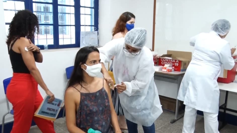 Vacina: jovens de 20 e 21 anos são vacinados na capital