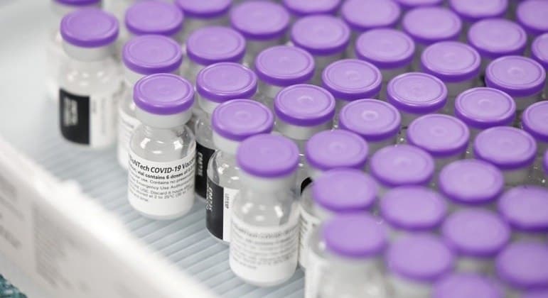 Ministério estuda reduzir intervalo de doses da Pfizer e AstraZeneca