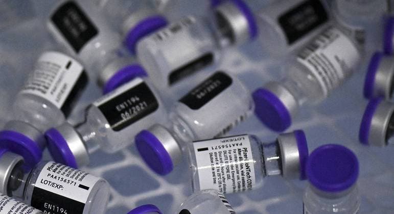 Governo e Pfizer assinam acordo para entrega de 100 mi de doses