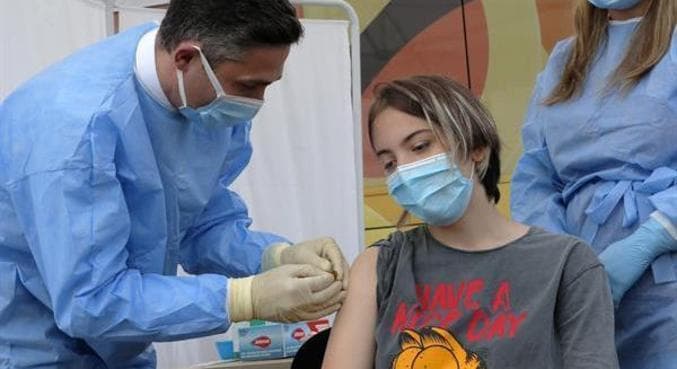 Vacinação em adolescentes já pode ser feita no país? Entenda