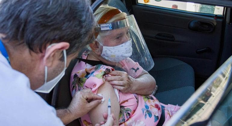 Reforço da CoronaVac em idosos é injustificado neste momento